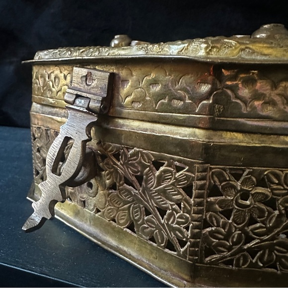 Antique Brass Mughal Jali Cricket Box - Picture 11 of 14